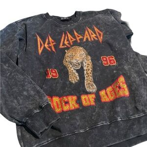 Def Leopard size medium sweat shirt like new awesome look